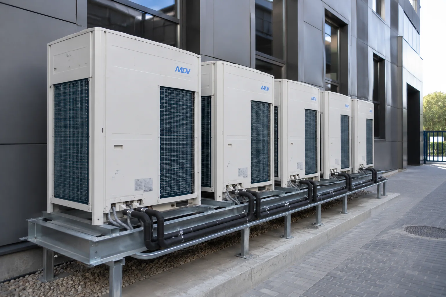 Наружные VRF-блоки MDV на металлической раме у фасада