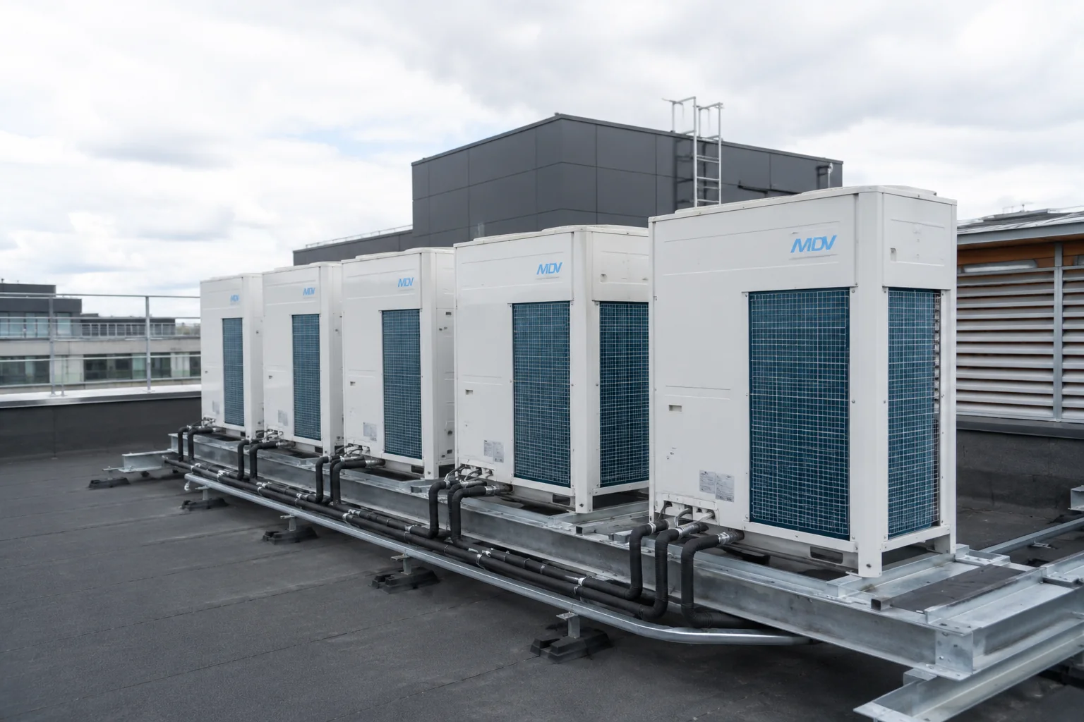 Группа наружных VRF-блоков MDV на кровле коммерческого здания
